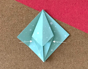 Impara a piegare dei bellissimi gigli origami e a creare una bellissima sospensione luminosa fiorita e colorata_6bis_risultato