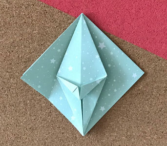 Impara a piegare dei bellissimi gigli origami e a creare una bellissima sospensione luminosa fiorita e colorata_6_completa il processo