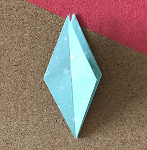 Impara a piegare dei bellissimi gigli origami e a creare una bellissima sospensione luminosa fiorita e colorata_7bis_gira il lavoro