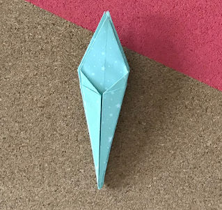 Impara a piegare dei bellissimi gigli origami e a creare una bellissima sospensione luminosa fiorita e colorata_8bis_risultato: fiore più fine e solido