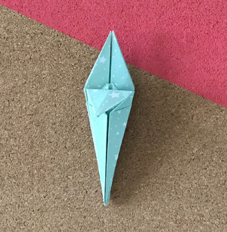 Impara a piegare dei bellissimi gigli origami e a creare una bellissima sospensione luminosa fiorita e colorata_9_incurvare i petali 