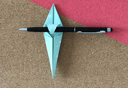 Impara a piegare dei bellissimi gigli origami e a creare una bellissima sospensione luminosa fiorita e colorata_9bis_usa una penna o una matita per incurvare i petali