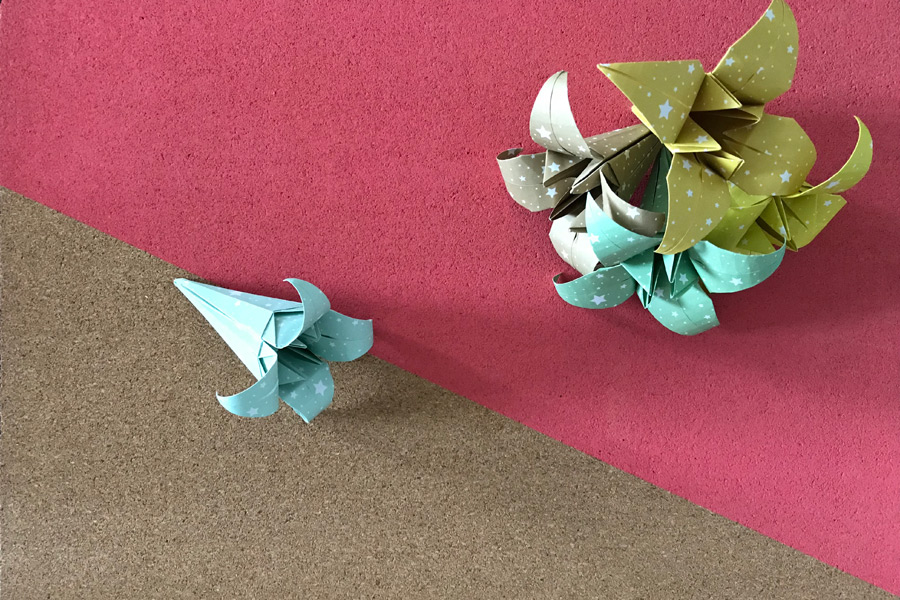 Impara a piegare dei bellissimi gigli origami e a creare una bellissima sospensione luminosa fiorita e colorata_10_il risultato