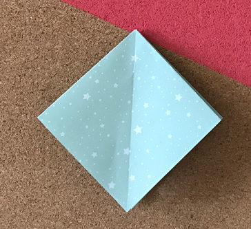 Impara a piegare dei bellissimi gigli origami e a creare una bellissima sospensione luminosa fiorita e colorata_1_la base quadrata