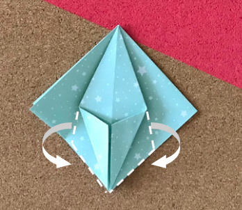 Impara a piegare dei bellissimi gigli origami e a creare una bellissima sospensione luminosa fiorita e colorata_4_piega i vertici verso il centro