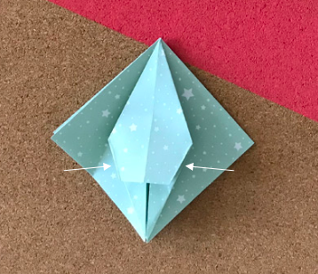 Impara a piegare dei bellissimi gigli origami e a creare una bellissima sospensione luminosa fiorita e colorata_5_inverti le pieghe per rientrare le estremità verso l'interno