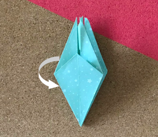 Impara a piegare dei bellissimi gigli origami e a creare una bellissima sospensione luminosa fiorita e colorata_7_pieghe ripetute
