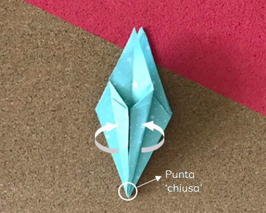 Impara a piegare dei bellissimi gigli origami e a creare una bellissima sospensione luminosa fiorita e colorata_8_piega le parti alla base per rendere più fine e solido il fiore