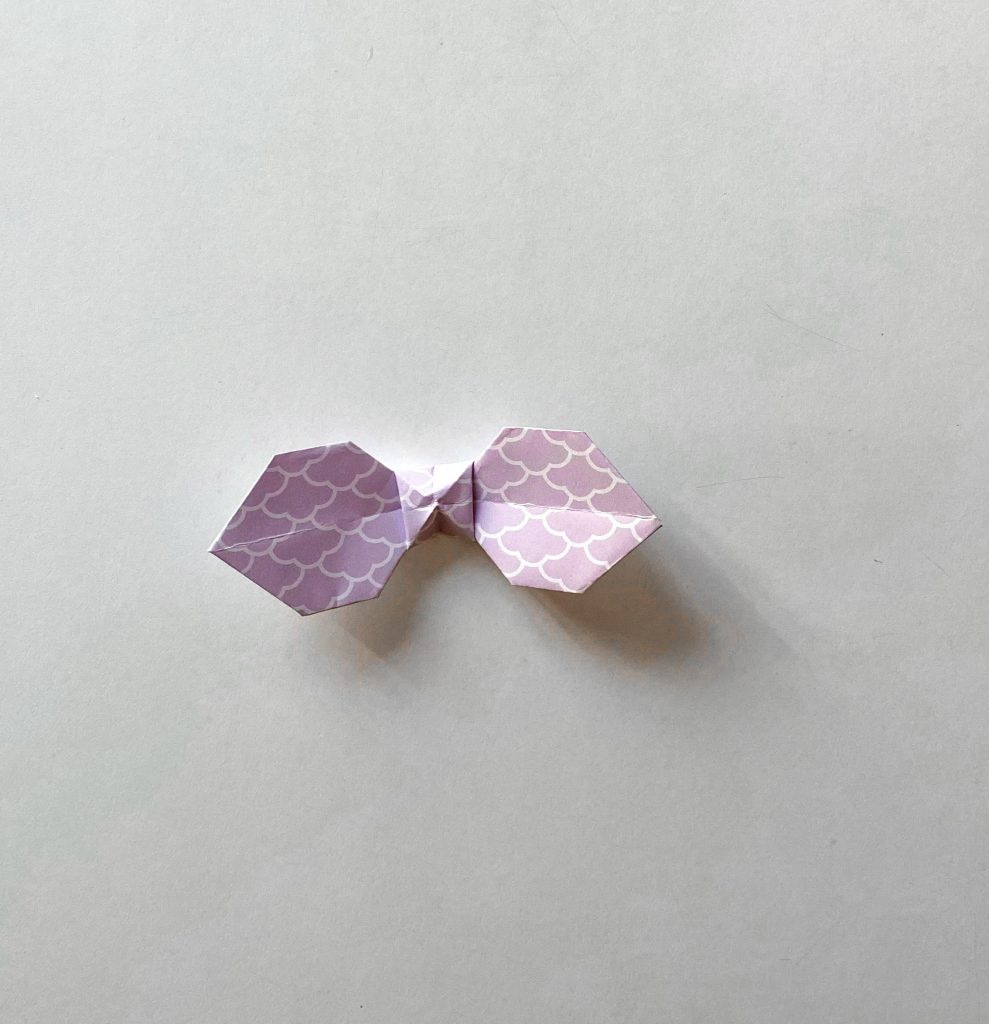 Realizza un fiocco o papillon origami originale e versatile_20_spiega-mantenendo-il-centro